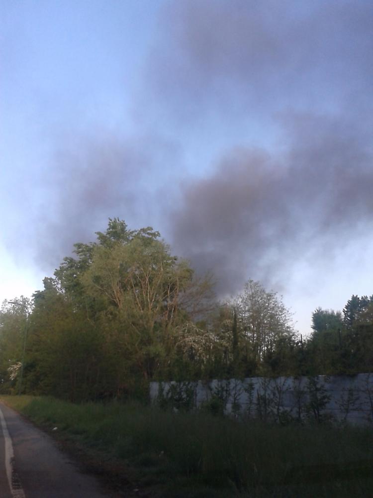 Roulotte distrutta dal fuoco, i Cc salvano una donna e il suo cane