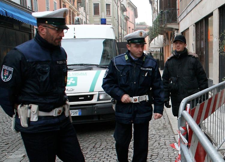 La grata cede sotto i suoi piedi
all’ospedale una 71enne