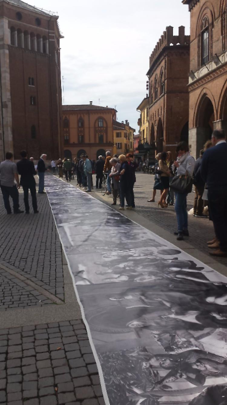 In piazza del Comune srotolate le bozze di Virginio Lini