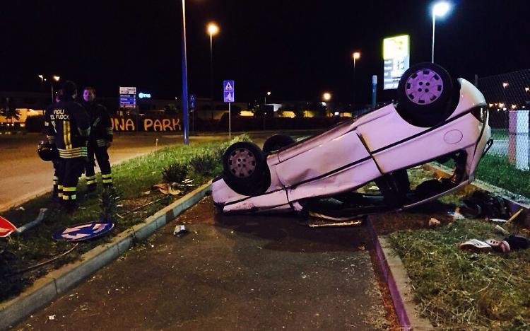 Fuori strada e auto semidistrutta, miracolati due giovani di Castelvetro