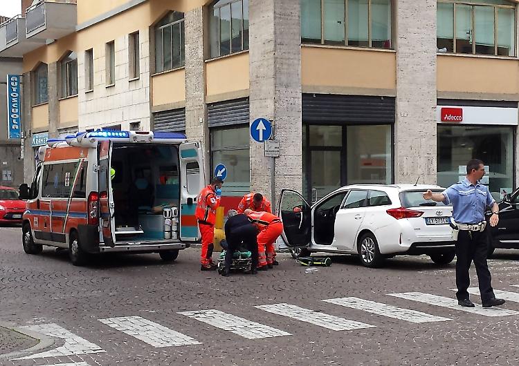 Malore al volante, 67enne riesce ad accostare