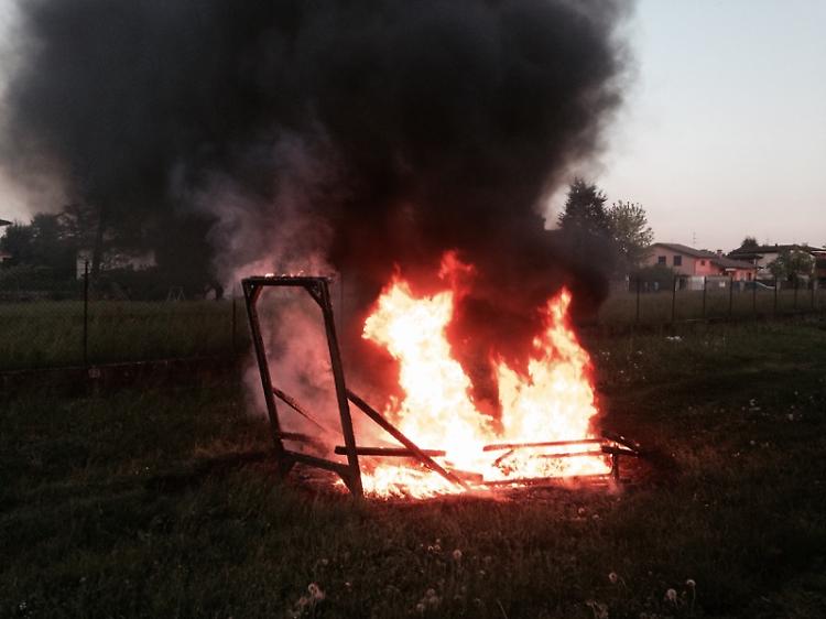 Ragazzini lanciano petardi, incendio al campo Arcieri