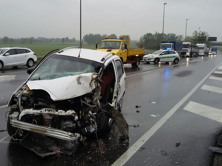 Incidente stradale in tangenziale, grave un 21enne