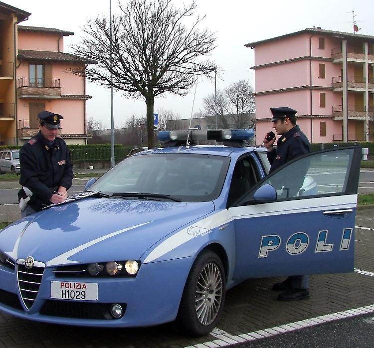 Donna scippata in via Plasio