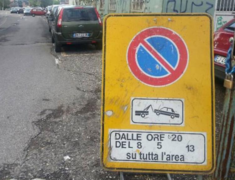 Cartello inutile e senza senso E l’automobilista fa di testa sua