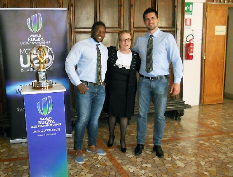La Coppa dei Mondiali rugby under 20 è arrivata in municipio 