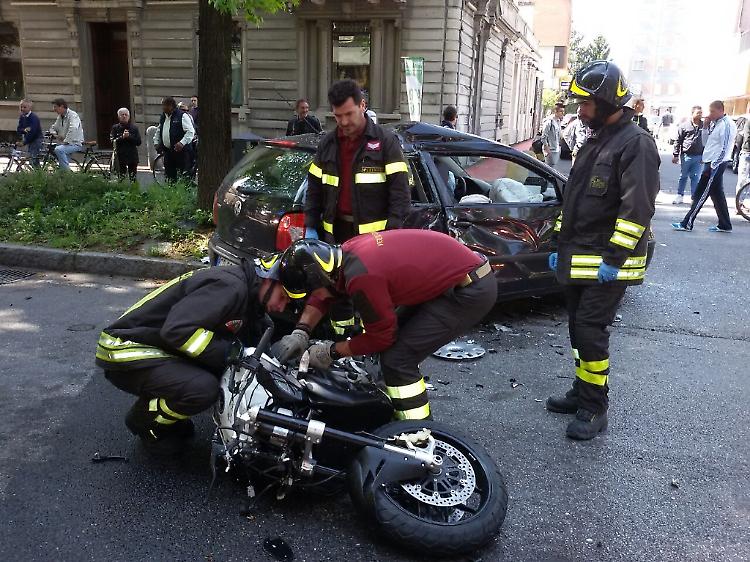 Schianto tra auto e moto, centauro grave