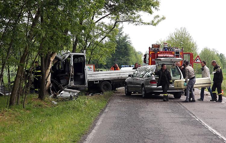 Furgone si schianta: due morti, due lottano per la vita