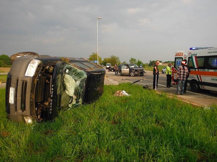 Schianto tra suv, sei feriti