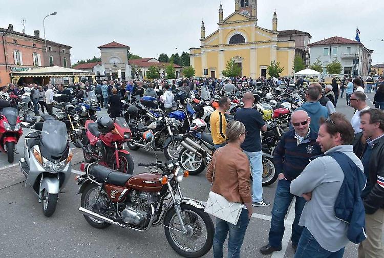 Motoraduno dedicato a Bergamonti, in piazza 650 due ruote