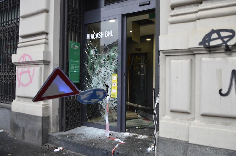 Milano a ferro e fuoco, cremonesi in azione tra i black bloc