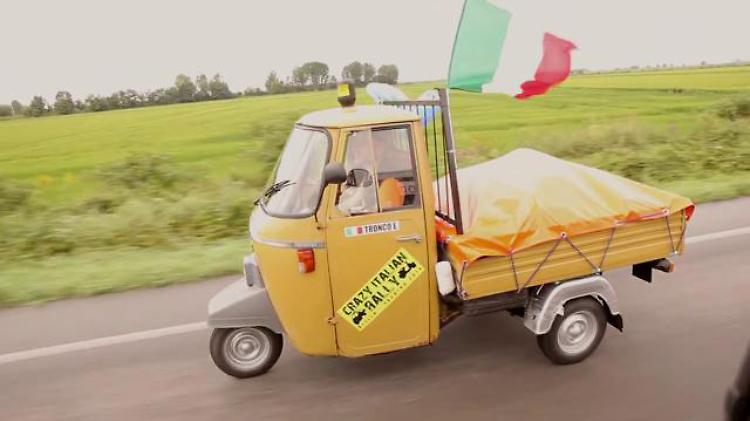 Con l'Ape o in sella al Ciao, la pazza corsa dal Piemonte alla Sicilia