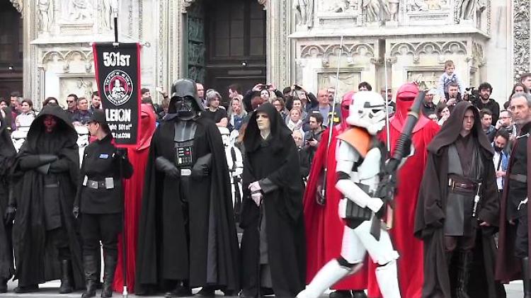 Star Wars Day: Dart Fener marcia su piazza Duomo a Milano