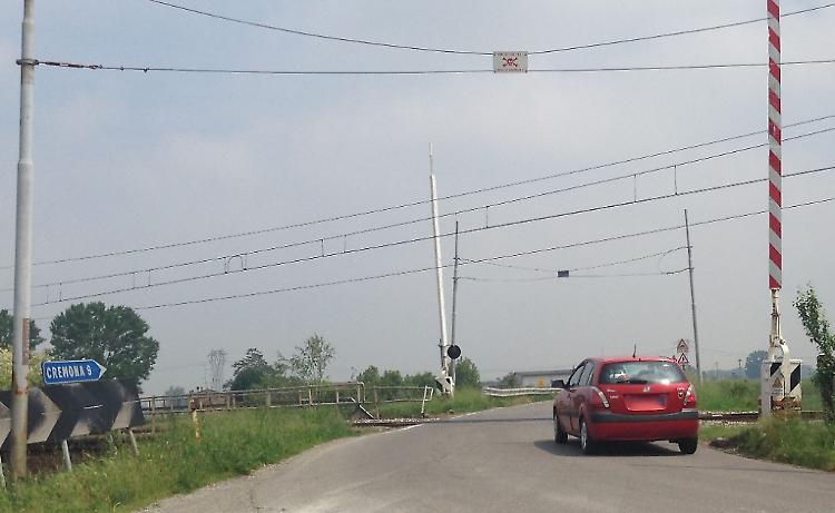 passaggio a livello castelvetro sbarre abbattute