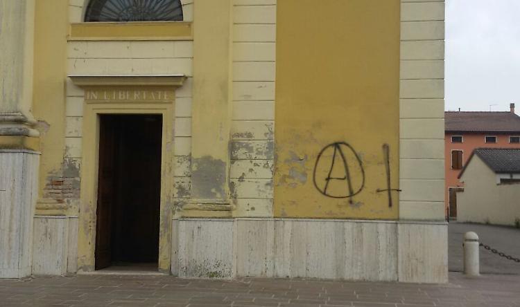Chiese e abitazioni imbrattate con scritte 'No Expo'