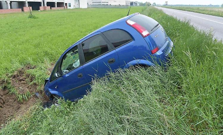 Auto si schianta nel fosso, ferito un 49enne