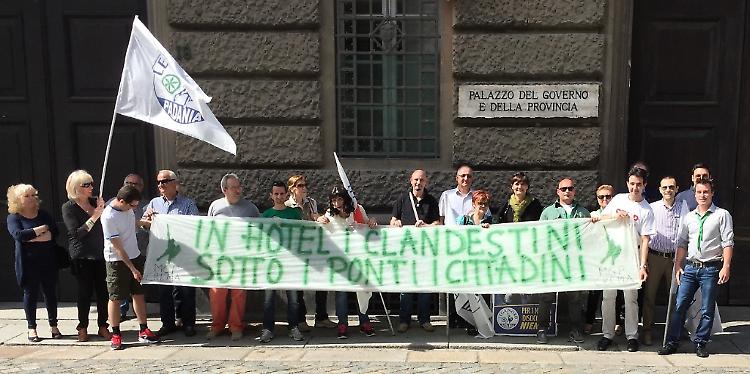 ‘Stop all’arrivo di immigrati’
Sit-in della Lega in prefettura