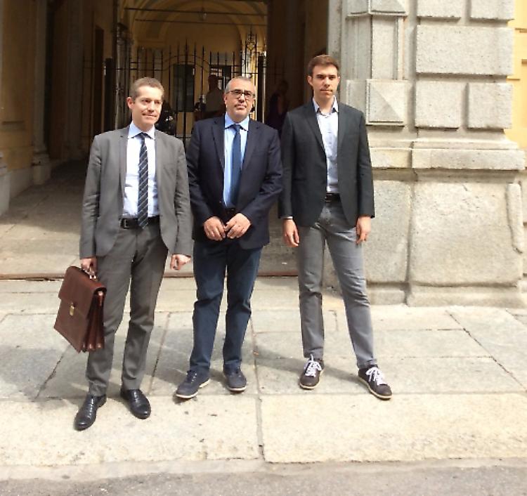 Saluti romani al cimitero, esposto in procura
