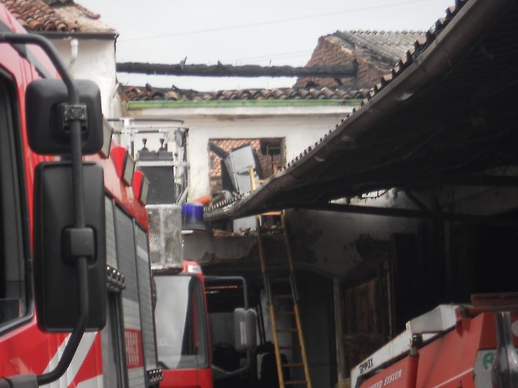Incendio sotto il nubifragio a Ponteterra