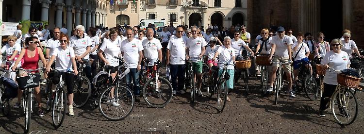 In cento a pedalare per solidarietà