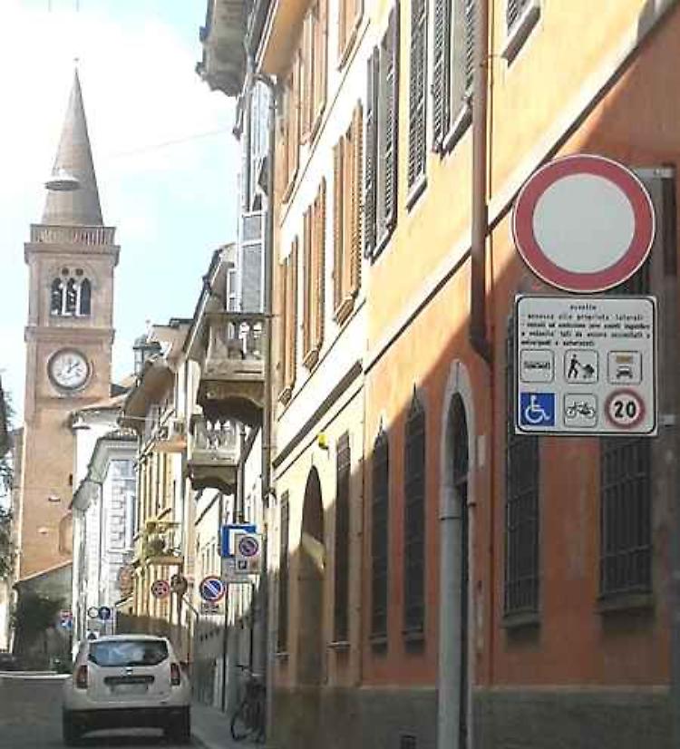Via Bella Rocca, dosso rallentatore e limite di 30 km/h