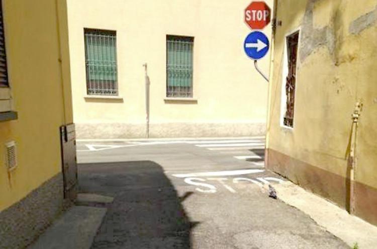 Il marciapiede che divide
