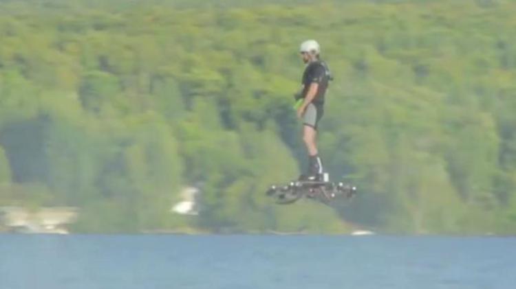 Il volo più lungo sull'hoverboard, 275 metri sospeso sull'acqua