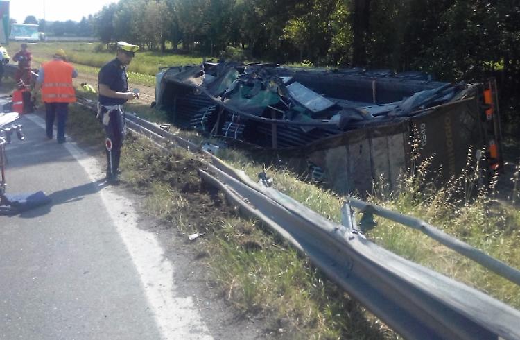 Schianto sulla curva
camion nella scarpata