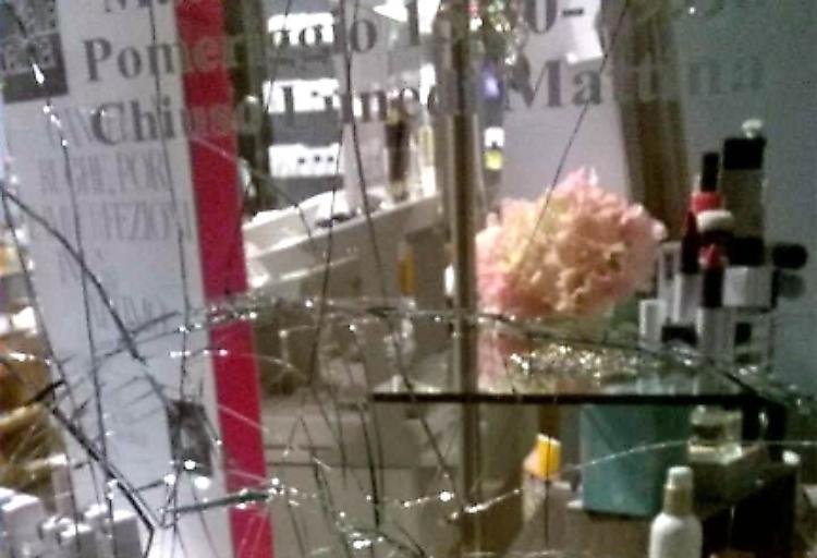 Ladri in profumeria, colti sul fatto e arrestati