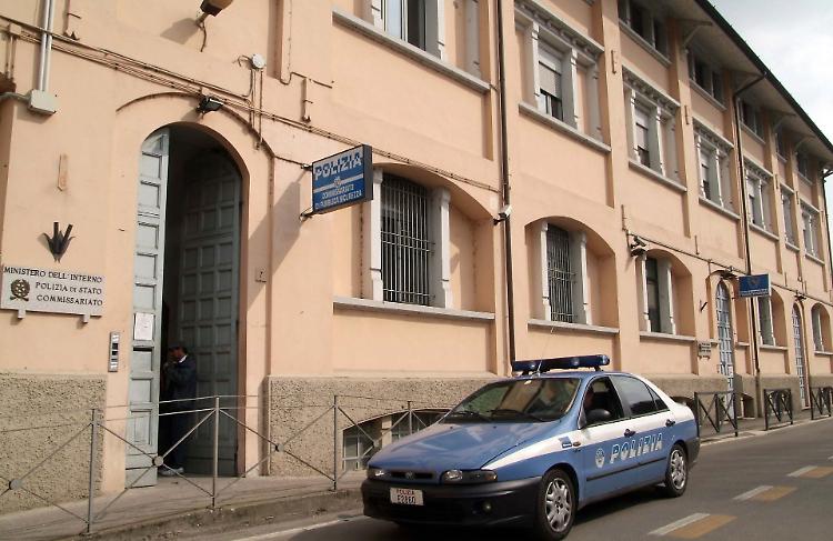 Disabile cerca di farsi investire lungo la Paullese, salvato dal poliziotto-eroe