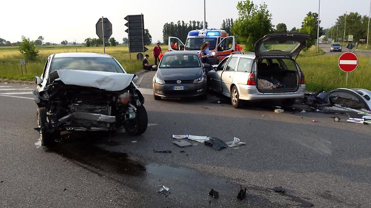 Schianto: due feriti