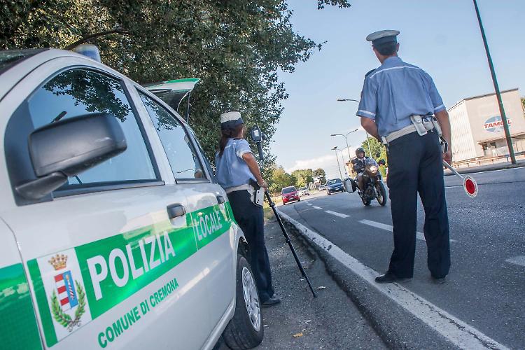Polizia locale, maxi controlli: 12 patenti sospese per l'uso del cellulare alla guida