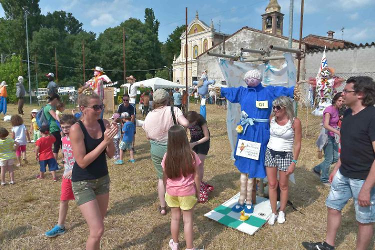 Bambini affascinati dagli spaventapasseri