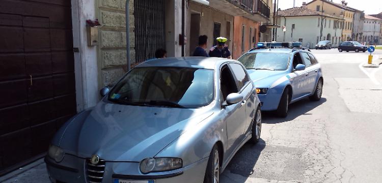 Auto investe ragazza in bici