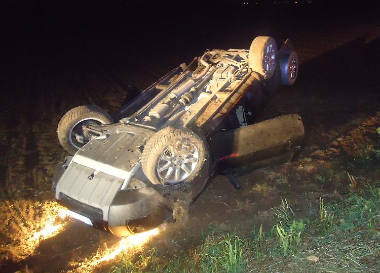 Auto fuori strada, 40enne salvo per miracolo