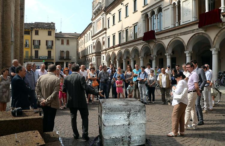 Il cubo di ghiaccio vince la 'sfida' col caldo
