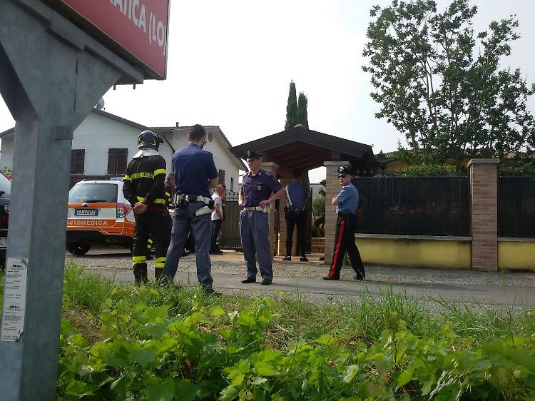 Spara a moglie e figlio, morti l'uomo e il ragazzo