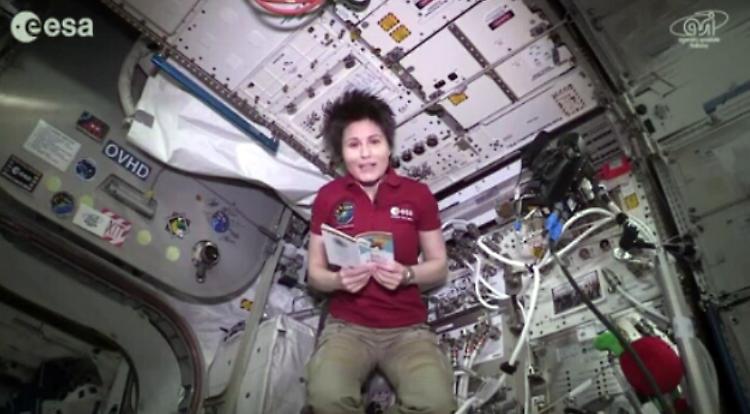 L'atterraggio di AstroSamantha: sorride all'uscita dalla Soyuz