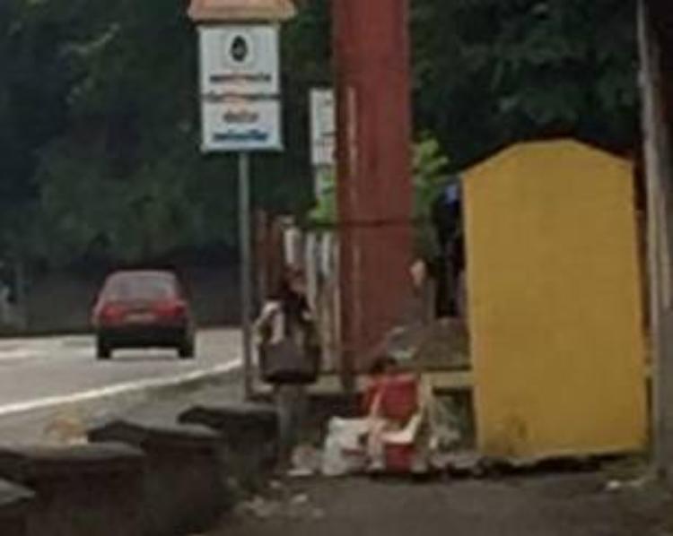 Povertà, rovista nel cassone della Caritas a Cavatigozzi rischiando di restare intrappolato