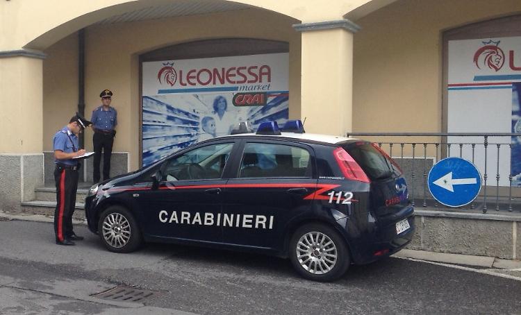 Pistola alla testa, via i soldi: rapina al Leonessa Market