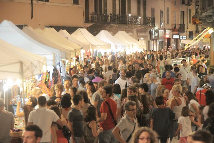 Cremona prima serata di shopping. Negozi aperti, eventi e show