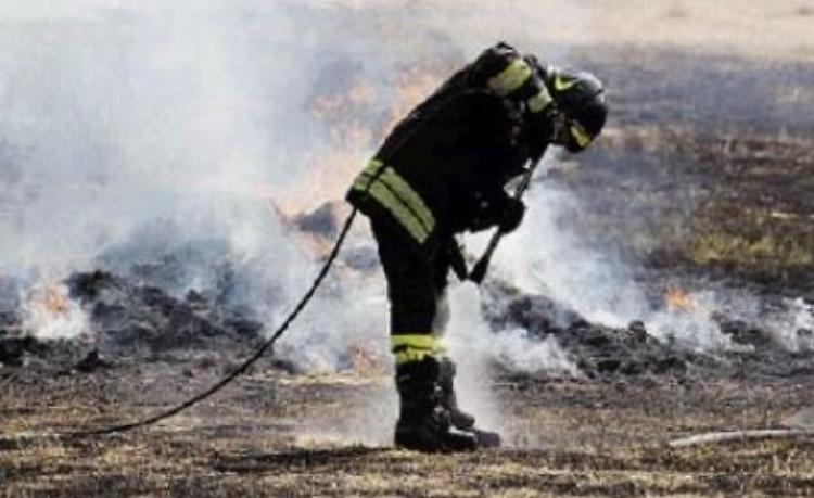 Rotoballe a fuoco a causa di un fulmine