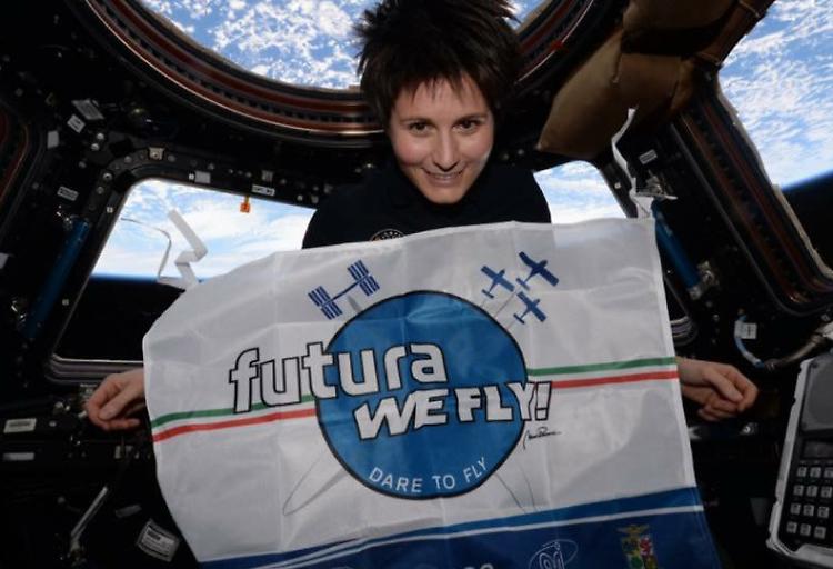 AstroSamantha nello spazio con la bandiera del WeFly! Team