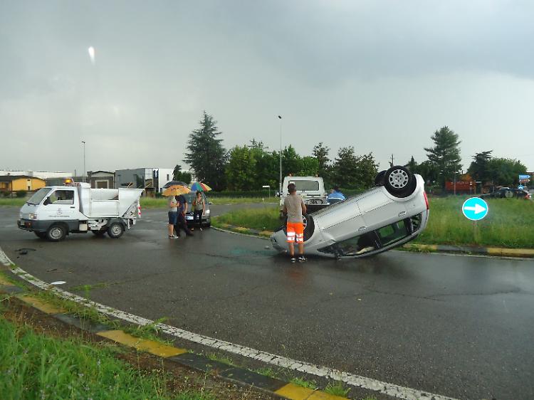 Schianto nel cuore della rotatoria: auto si ribalta, tre feriti