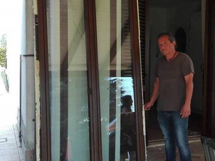 Abbattono la porta a spallate e fanno razzia nella villetta