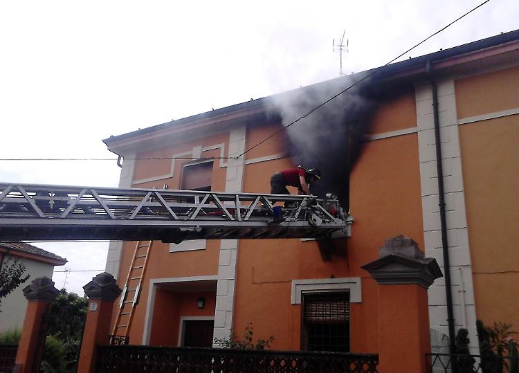 Incendio in una palazzina, una 75enne ustionata