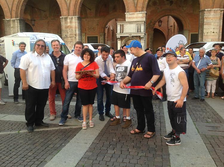 Donati pulmini per persone con disabilità