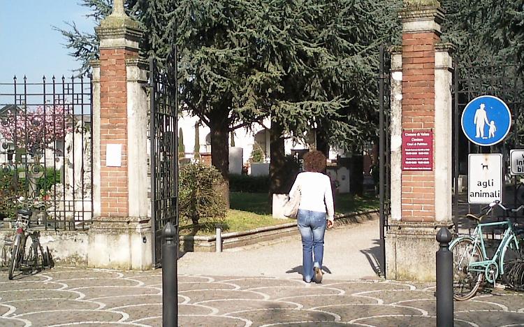 Escrementi umani nel cimitero