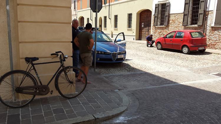 Non dà la precedenza, ciclista travolto