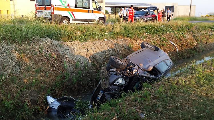 Schianto, scooterista miracolato